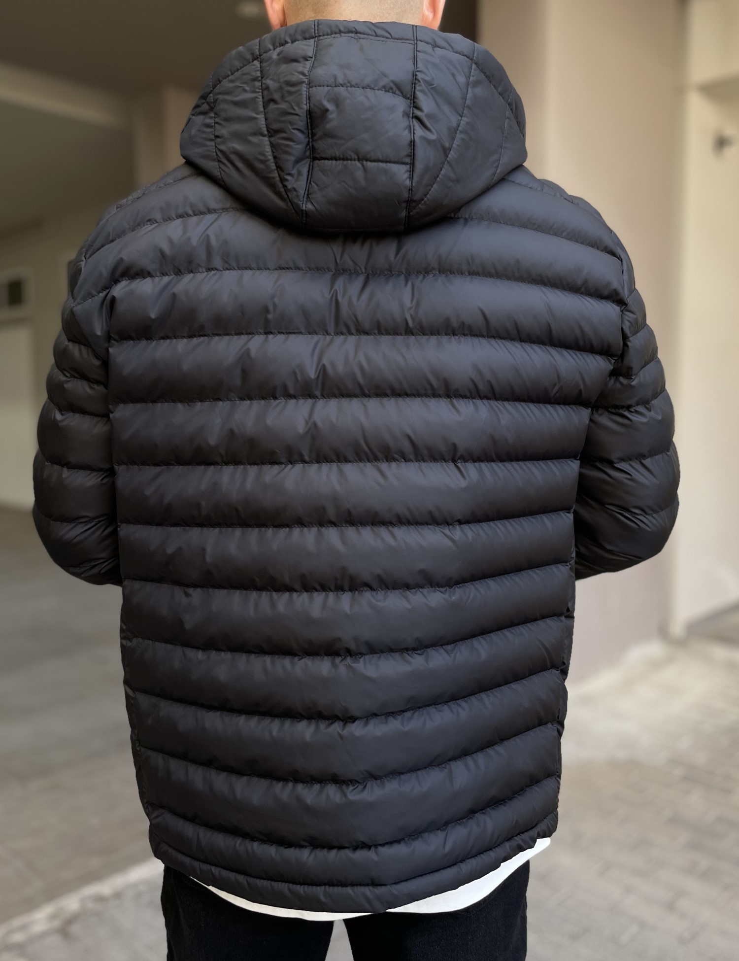 Ανδρικό μαύρο καπιτονέ μπουφάν με αποσπώμενη κουκούλα D3079 φωτογραφία